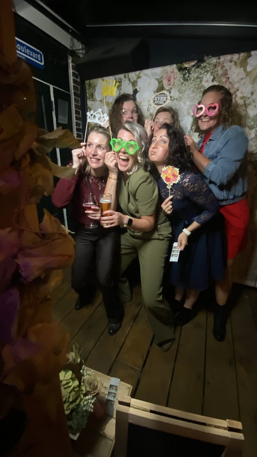 Vriendinnengroep met photobooth-props, groot bekeken