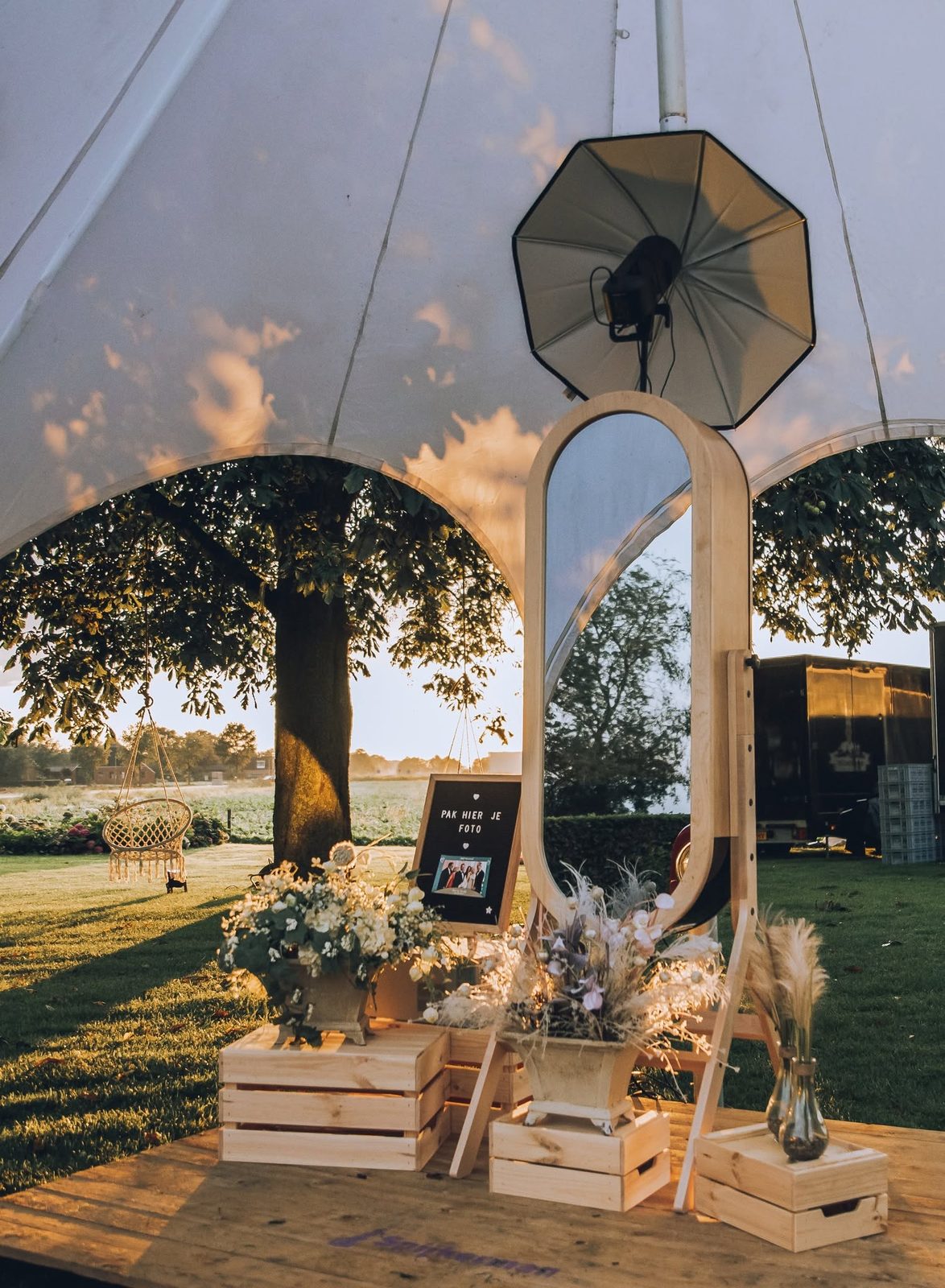 De spiegel-photobooth opgesteld in een tent, groot bekeken
