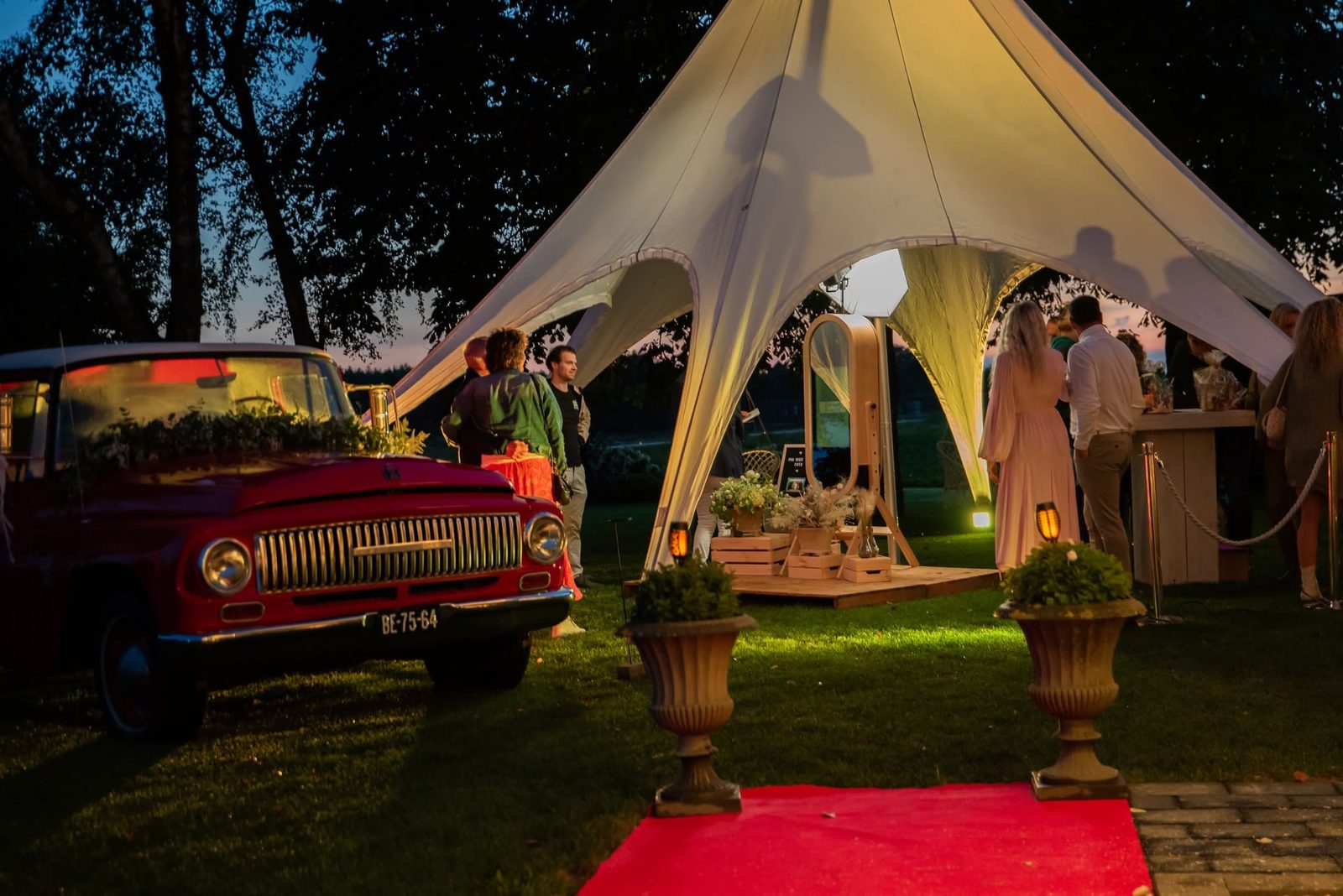 De booth in de tent bij avond, groot bekeken