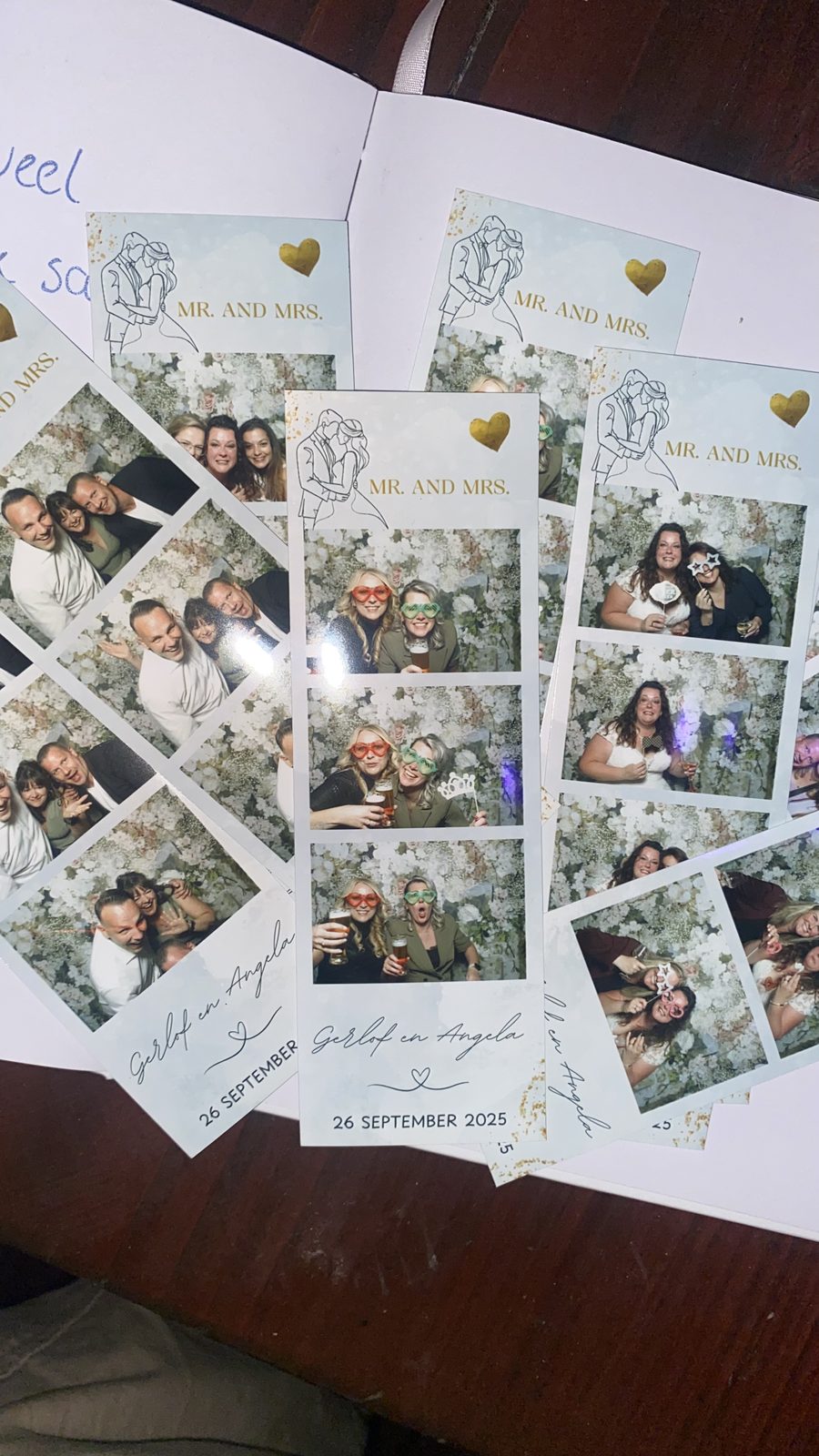 Uitgeprinte fotostrips van Gerlof en Angela, groot bekeken